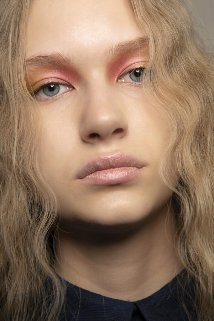jesienny makijaż piękny pastelowe kolory brzoskwiniowe cienie