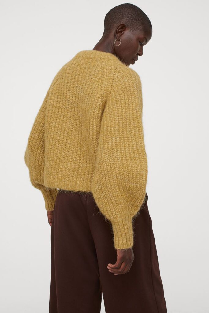 sweter z bufiastymi rękawami musztardowy sweter puffy rękawy zara