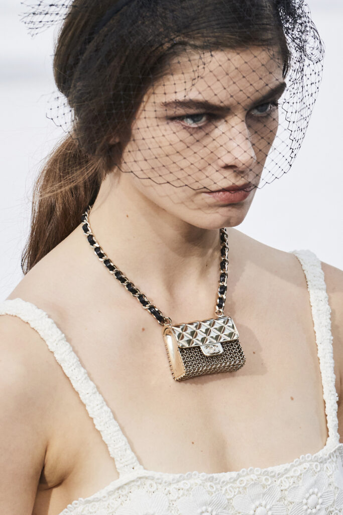 pokaz mody Chanel wiosna lato 2021 mini torebka mała torebka woalka