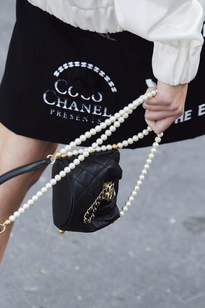 pokaz mody Chanel wiosna lato 2021 torebka perły 