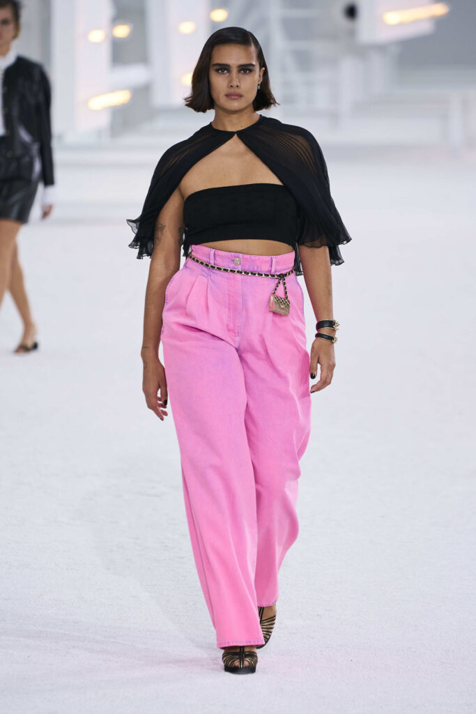 pokaz mody Chanel wiosna lato 2021 różowe spodnie czarny top peleryna