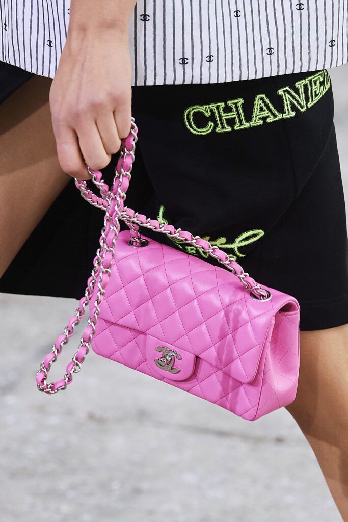 pokaz mody Chanel wiosna lato 2021 różowa torebka łańcuszek pikowana