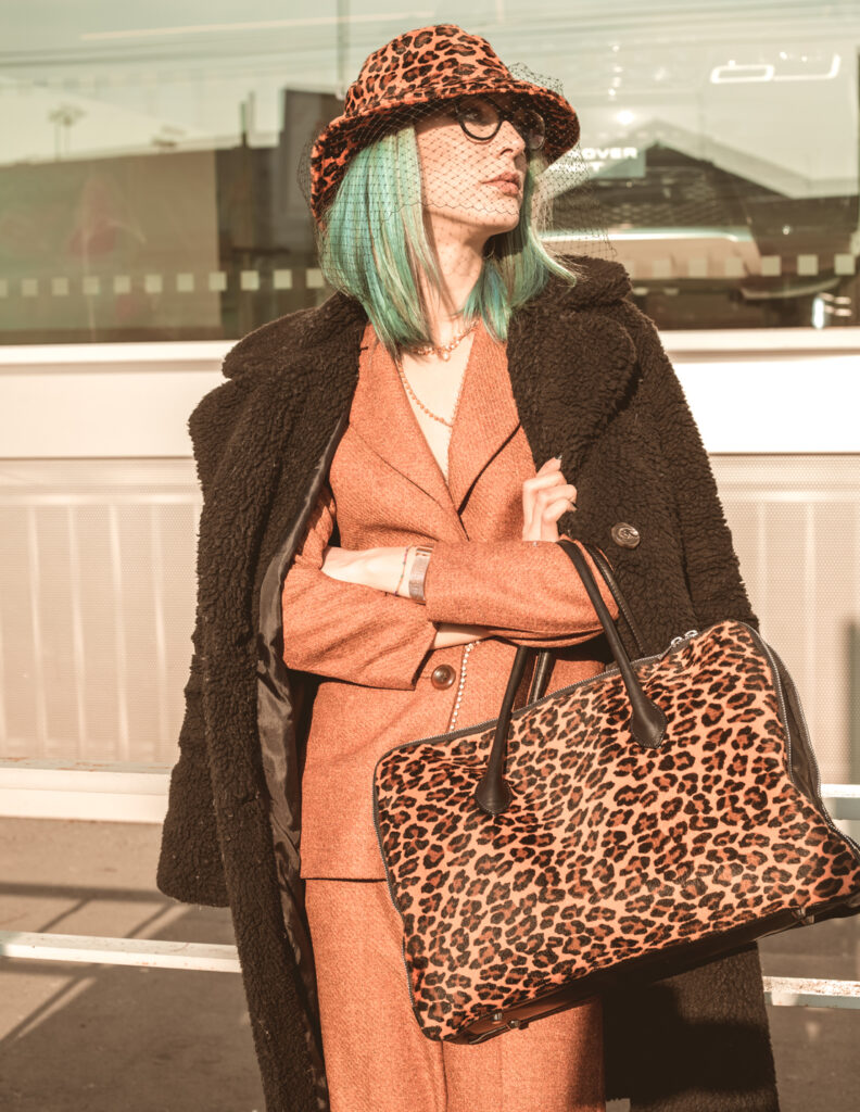 Fashion Week moda ciekawe stylizacje inspiracje z Fashion Weeku zwierzęcy print czapka torebka 
