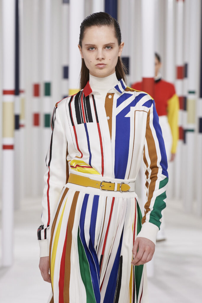 pokaz mody  2021 moda fashion hermes kolory trencz beż 