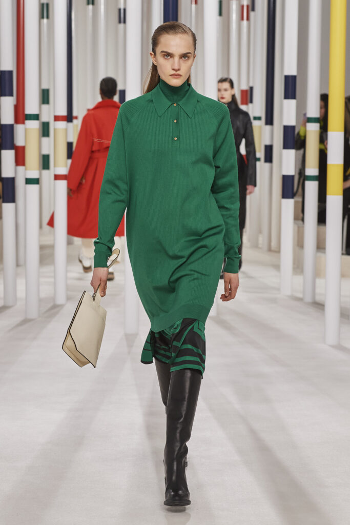 pokaz mody  2021 moda fashion hermes kolory trencz beż zielona sukienka