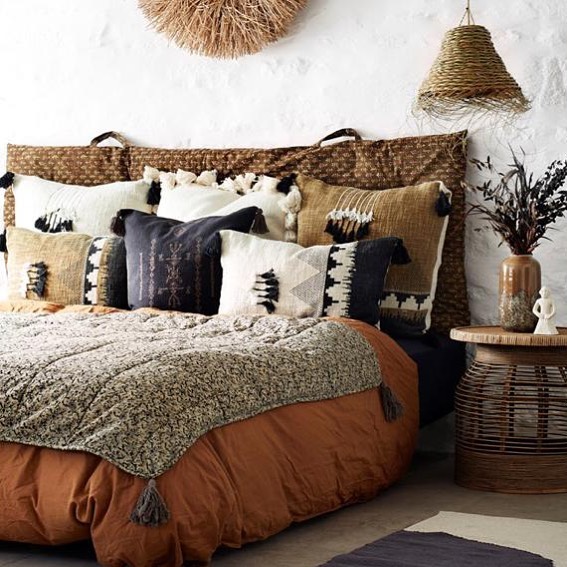 hygge łóżko, przytulna sypialnia, naturalne tkaniny
