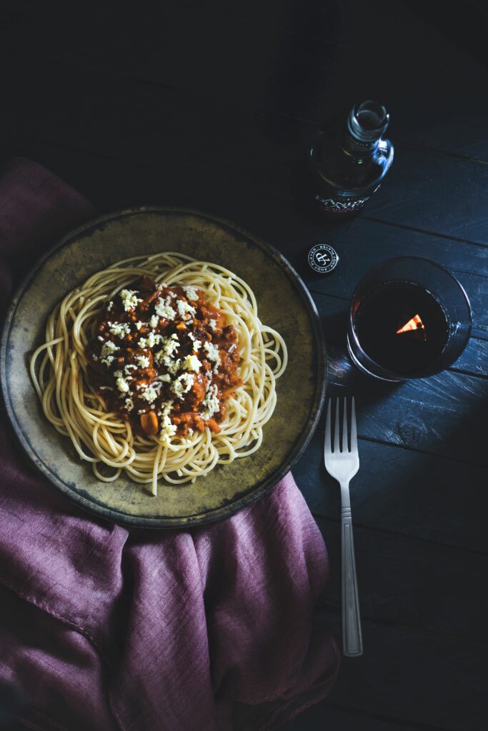 wegetariańskie spaghetti, spaghetti bolognese, makaron z pomidorami i tofu, szybki przepis na makaron